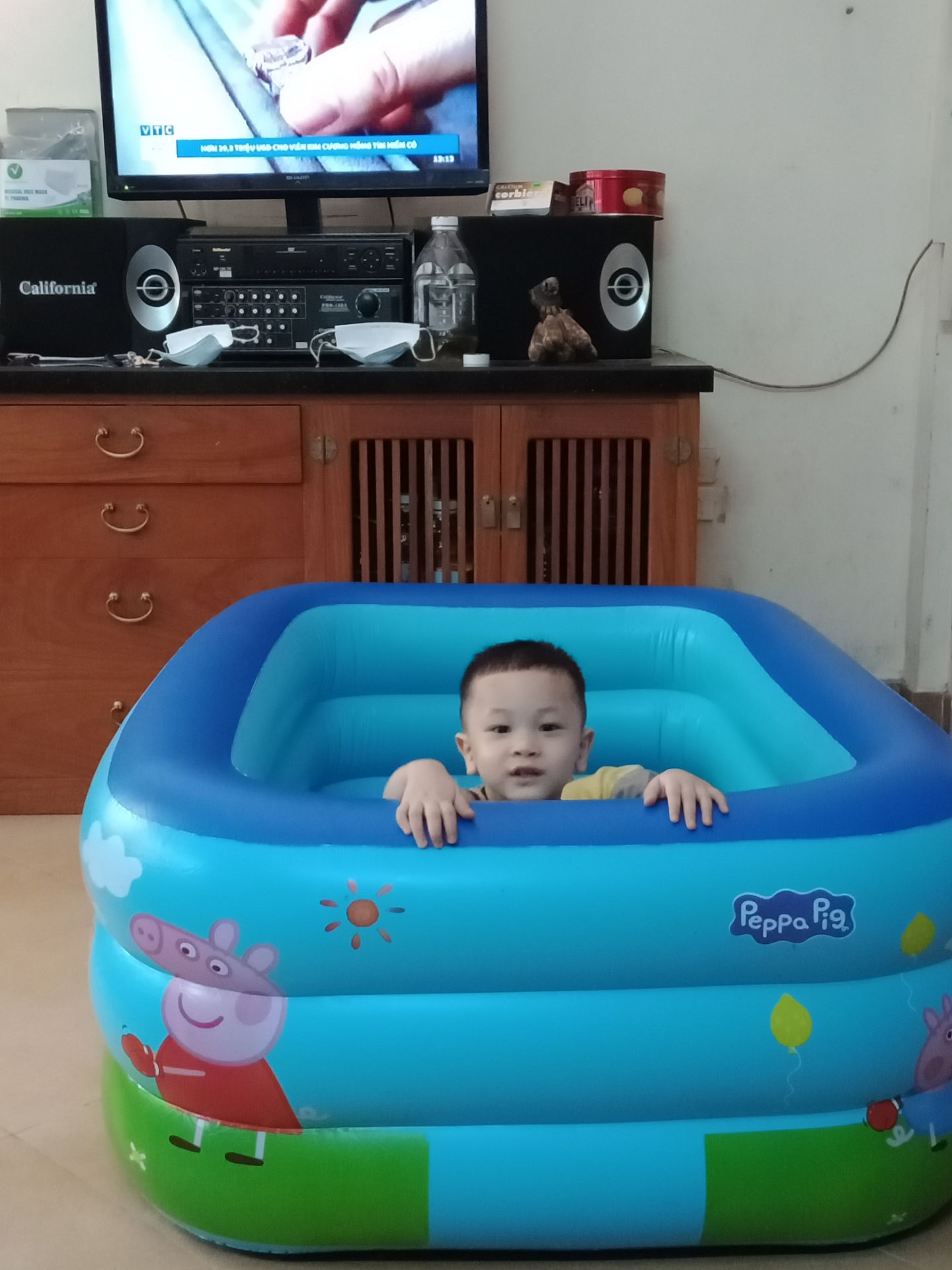 mik đọc thấy nhiều người mua của các shop bị giao hàng sai kích thước mik cũng ngại mua bể bơi qua mạng lắm mà tin tưởng tiki mik mua hàng,bên ngoài đơn hàng ghi 1,8m.bên trong 1,5 m.tiền thì tính 1,8m.shop làm ăn chán lắm,ko dám mua lần sau.phản hồi tiki thì đổi trả lằng nhằng.thôi coi như mua đắt,các bạn mua hàng cẩn thận nha,kẻo giống như mik