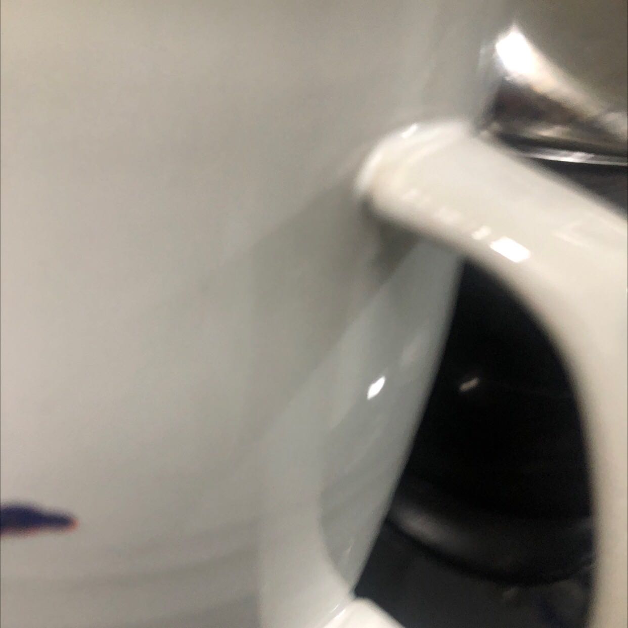 Ấm có vẽ cũ cũ , bị đen đen ở nhiều chỗ trên nắp, tay cầm , chỗ vòi ấm