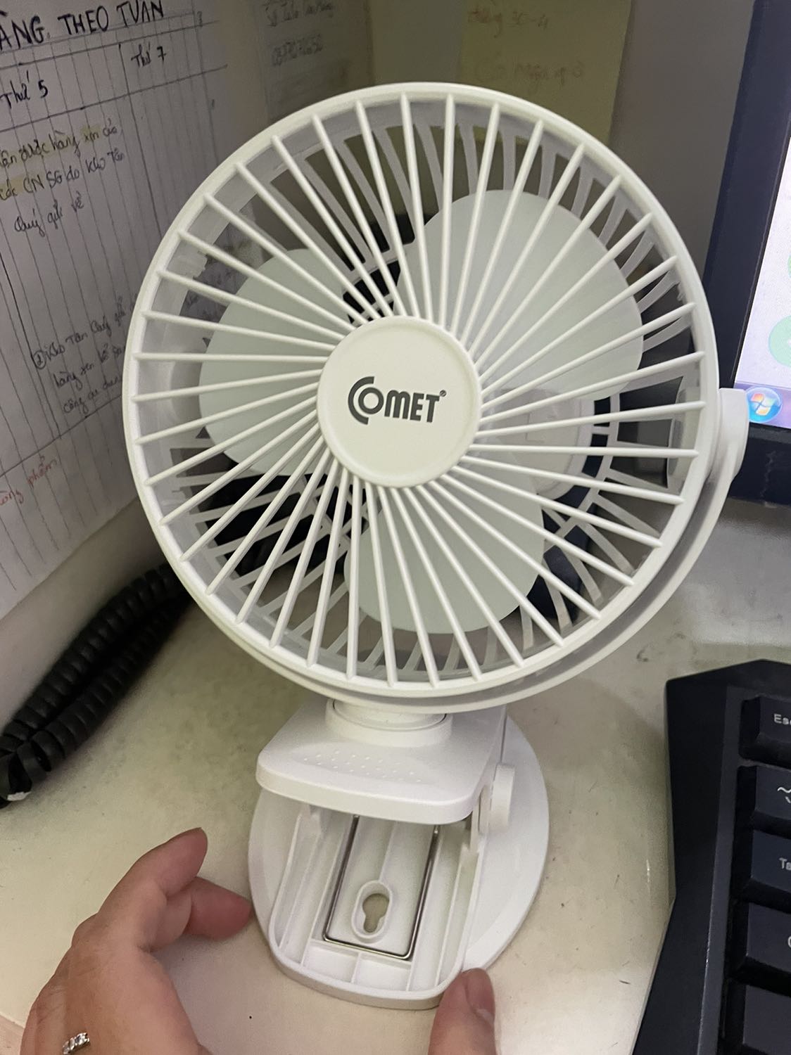 Nhỏ xinh mát vừa phải, chưa biết xài có bền ko nữa , nhìn cảm quan thì cũng thấy chắc chắn, chế độ mạnh nhất quạt hơn ồn