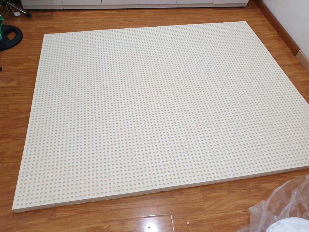 Nệm đẹp, giao hàng nhiệt tình. Nằm êm.