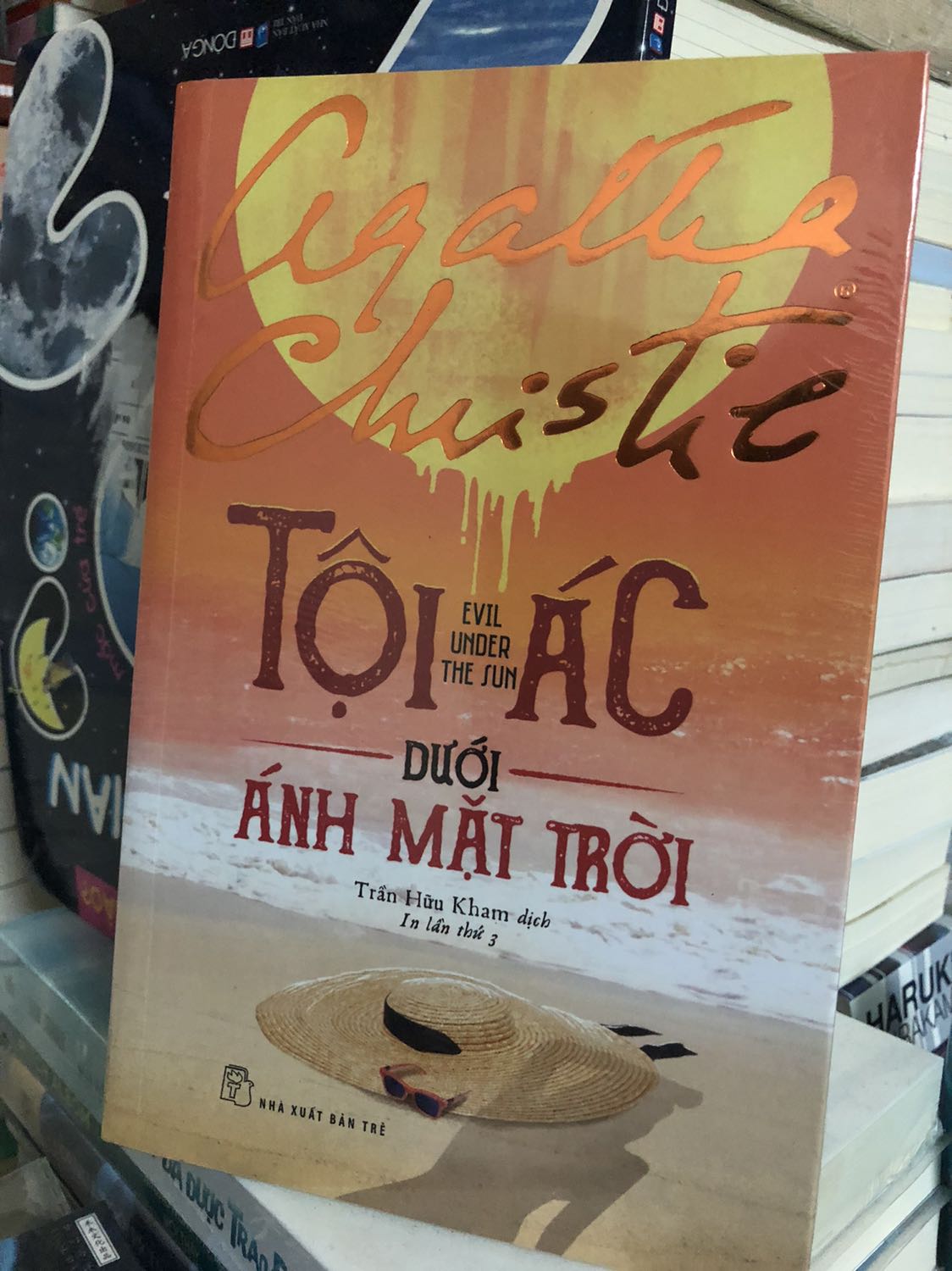 Sách giao đúng hẹn và vẫn còn được bọc nguyên màng co. Về hình thức thì ok rồi. Chưa đọc nên chưa thể nói về nội dung