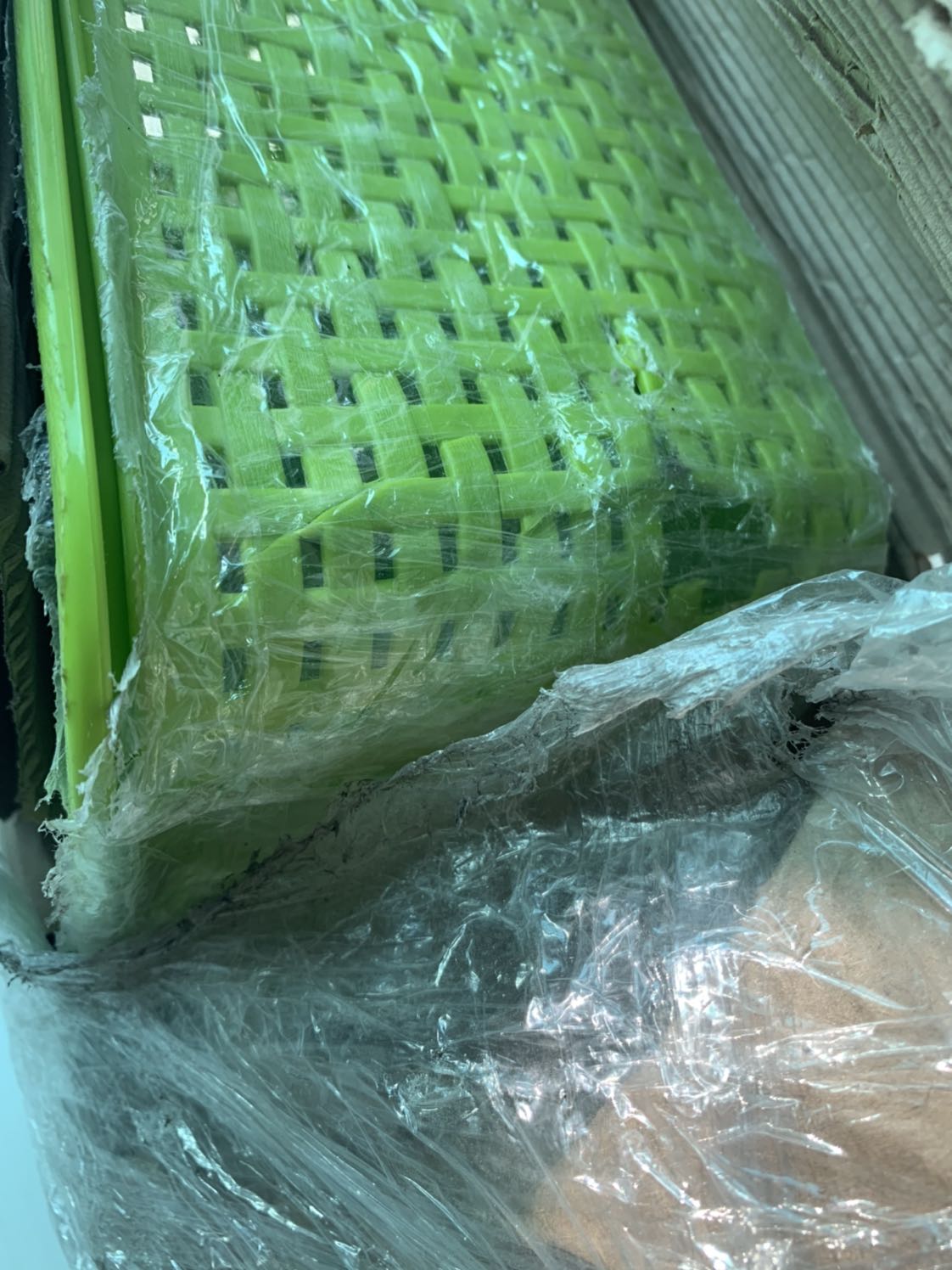 Bao bì rách rổ bị bể nhựa Tiki xem lại cách đóng gói vận chuyển , hàng chưa xài đã hư tiki xem lại cách đóng gói vận chuyển hàng như này mà cũng giao cho khách hàng được