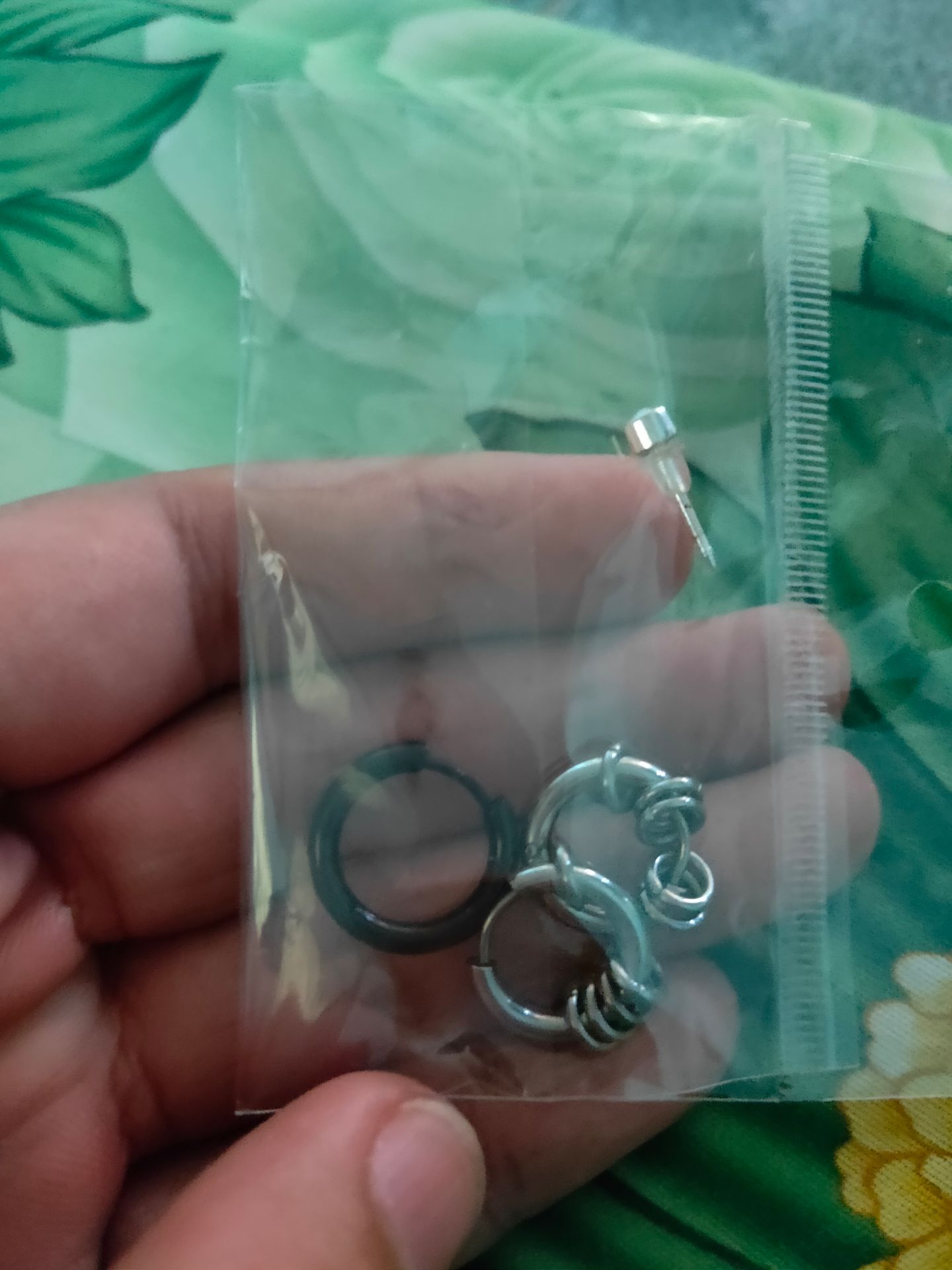 Shop ơi hình như shop gửi lộn kích cỡ em đặt 12mm mà trong đơn chỉ là 10mm ( 2 khuyên bạc ) .... Em có bỏ cái khuyên đen của em vào trong bọc thì cái khuyên đen là 12mm lớn hơn ... Mong shop xem xét lại giúp em !!!