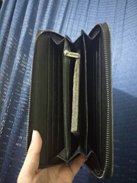 Ví cầm tay này ko thực sự tốt lắm, khoá kéo lỏng Ví cầm tay này ko thực sự tốt lắm, khoá kéo lỏng