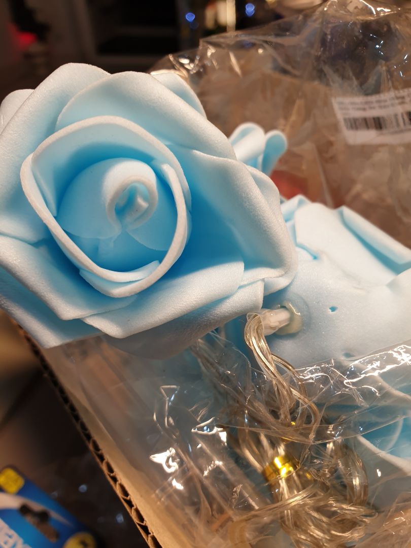 Nhạt hơn hình mẫu, đèn hơi tối.