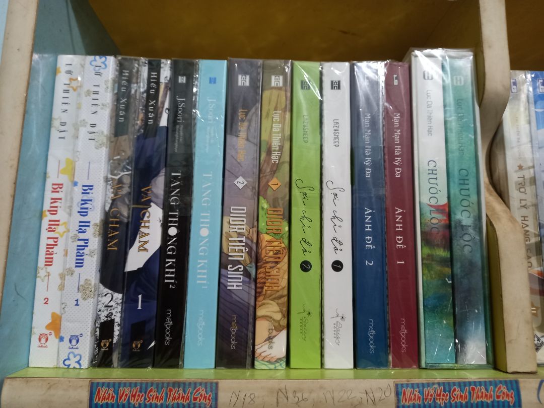 Phải nói là chưa bao giờ thất vọng về fahasha lun. Shipper dễ thương, sách ko gấp nếp đc bọc bằng miếng xốp. Nhân dịp fahasha 7.7 nên hốt đc e về dù là ra lâu r nhưng giờ mới dành dụm mua được lun á.Sẽ ủng hộ fahasha dài dài.?????