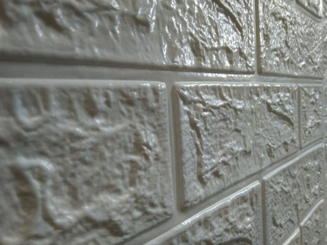 Mình từng mua rất nhiều miếng xốp này. Do mua lẻ nên mỗi lần mua 1 shop khác. Vì vậy mới so sánh đc tấm dán của shop này tệ cực kì. Keo ít, có tấm gần như chỉ có ở 4 đầu, cái mảng tường nhẵn nhất dán cũng ko ăn. Bề mặt bóng cực xấu. Nhìn chung là phí tiền