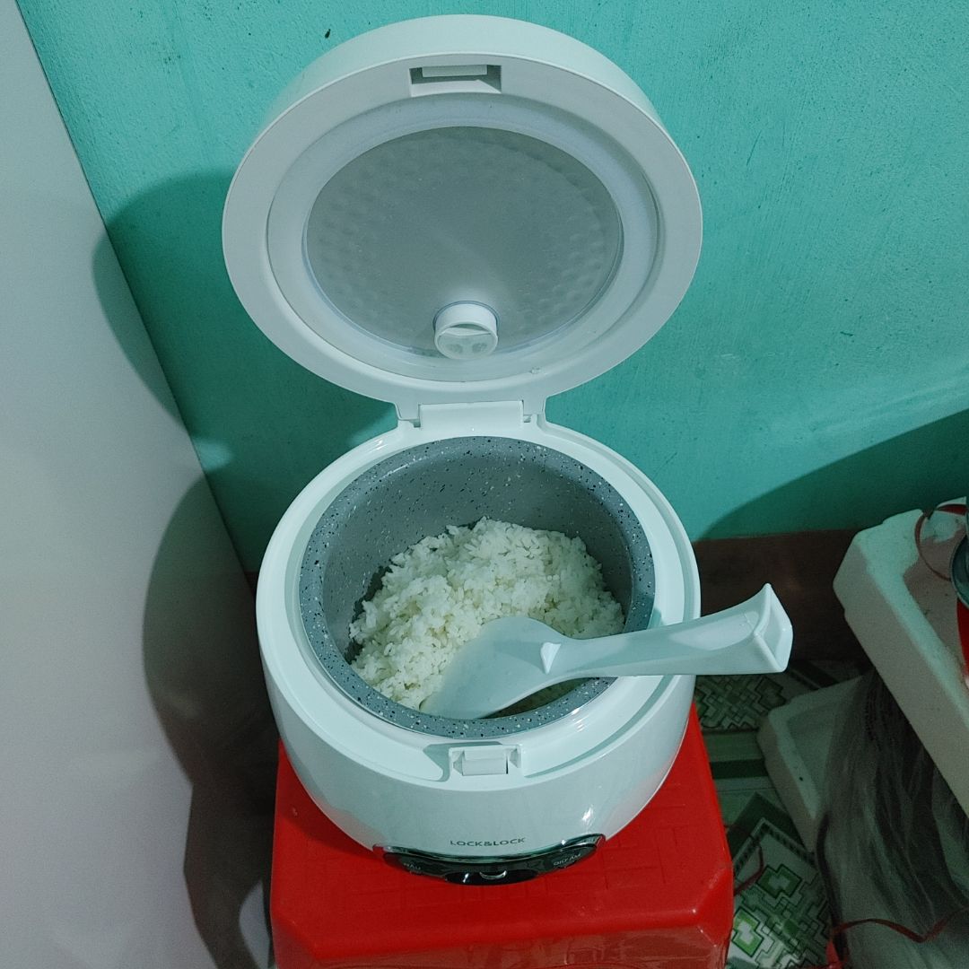 Nhỏ xinh.
Phù hợp ở trọ một mình hoặc 2ng.
Để khử mùi nhựa mọi người nên cho chút nước vô nồi rồi vắt nửa trái chanh sau đó đun sôi khoảng 5' rồi mở lắp 1-2'. Đổ nước đi và rửa sạch lõi nồi rồi mới cho gạo vô nấu.
Nồi nhỏ nên mình khuyên mọi người nên cắm 1bát đến 1bát rưỡi gạo tương đương với 2-3 cái cốc nhựa nhỏ đi kèm với nồi để nấu thì cơm sẽ ngon hơn. Chứ đừng bỏ vô nhiều gạo quá.
Lõi nồi chống dính rất tốt. Nên rửa chỉ cần xả nước là sạch ko cần xài vật dụng để cọ sẽ dẫn đến bong lớp chống dính.