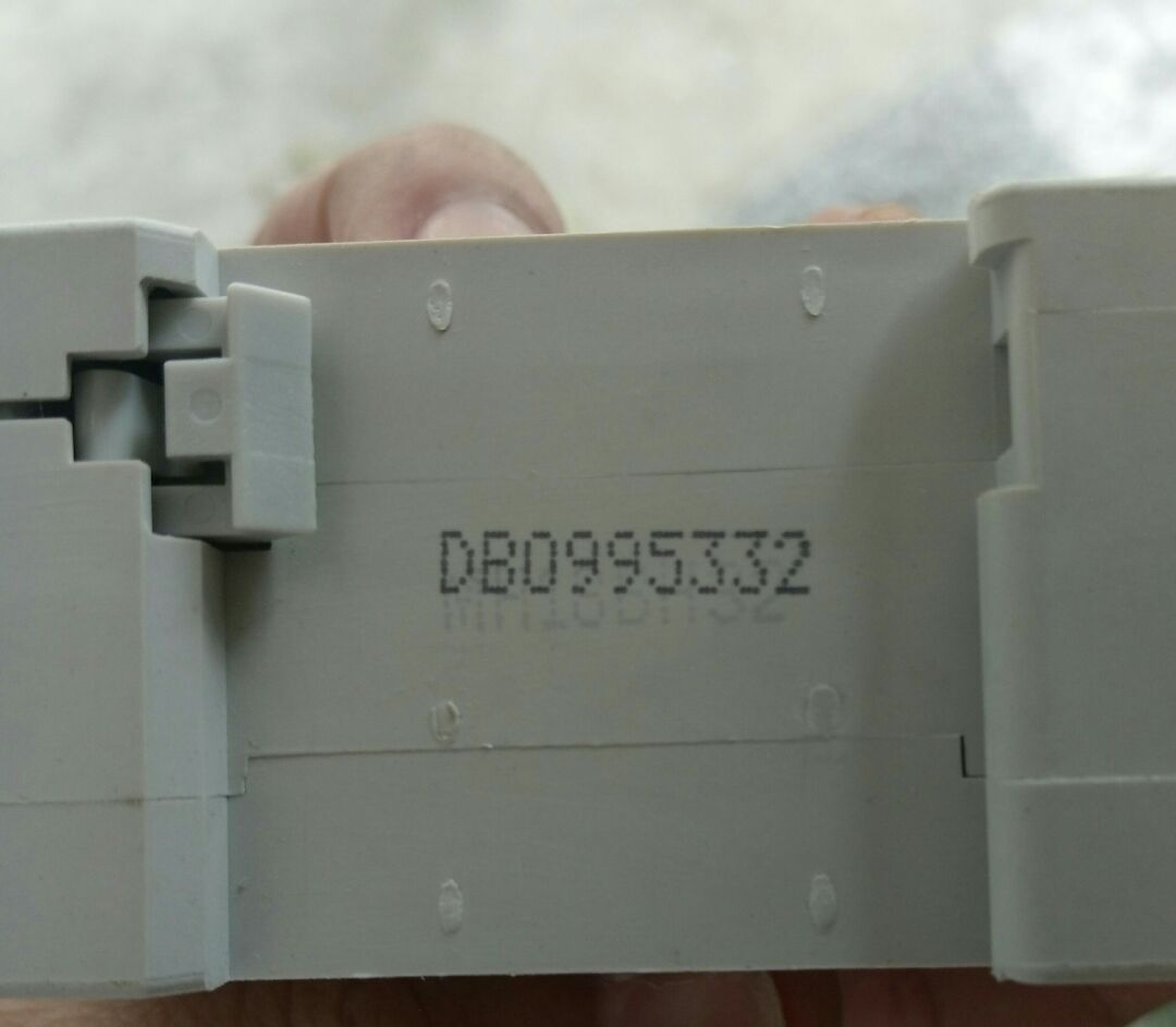 sản phẫm cũ, có dấu hiệu tẩy xóa số sê-ri. Bao bì không thể hiện được chủng loại, đặc tính sản phẩm. Tiếp điểm không mạ đồng như hình công bố trên trang bán hàng. *** qua chức năng thì át có nhảy sau nhấn *** và quẹt dây line xuống nền đất ướt.