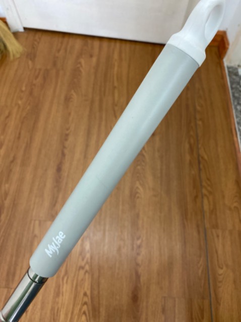 Cây lau nhà tiện dụng, vải hút nước tốt nhưng cũng mau khô, vắt vài lần quen tay sẽ hết cứng. Miếng lau có kháng khuẩn nữa, hi vọng kháng khuẩn được nhiều