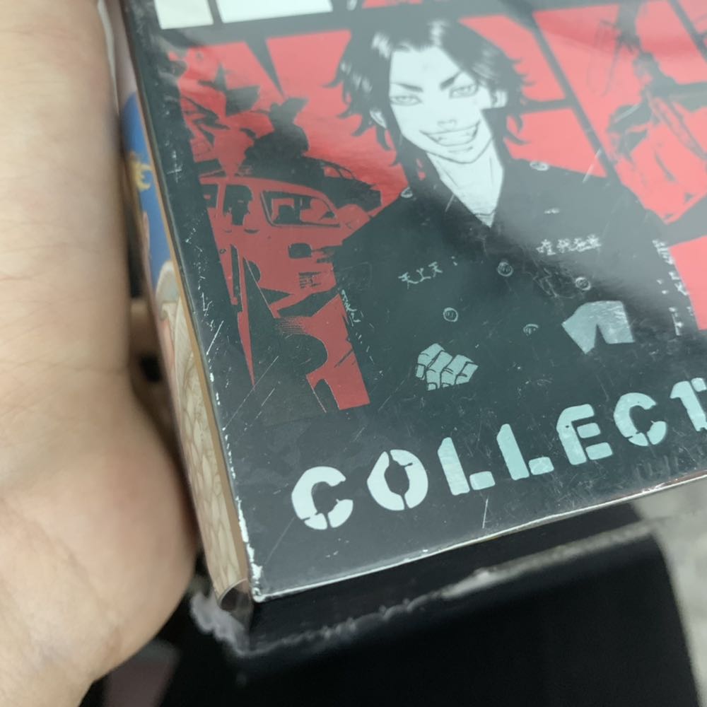 Tổng thể box ko bị móp méo nhưng xung quanh bị trầy xước khá nhiều, df vài góc, hình chụp ko thấy hết được. Phải chi có lớp chống sốc mỏng mỏng cũng đỡ…