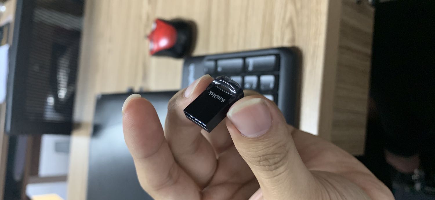 Tem dán ở đây thứ nhất gây trầy xước thậm chí mất luôn tem BH khi cắm vô nhiều lần, thứ hai là che đi thông tin và thông số chữ in phía dưới USB cảm giác như không muốn KH nhìn thấy thông tin USB. Bóc tem ra thì sợ mất bảo hành
Còn lại hiện tại hài lòng với USB, mong Tiki xem xét về vấn đề che thông tin sản phẩm Tem dán ở đây thứ nhất gây trầy xước thậm chí mất luôn tem BH khi cắm vô nhiều lần, thứ hai là che đi thông tin và thông số chữ in phía dưới USB cảm giác như không muốn KH nhìn thấy thông tin USB. Bóc tem ra thì sợ mất bảo hành
Còn lại hiện tại hài lòng với USB, mong Tiki xem xét về vấn đề che thông tin sản phẩm