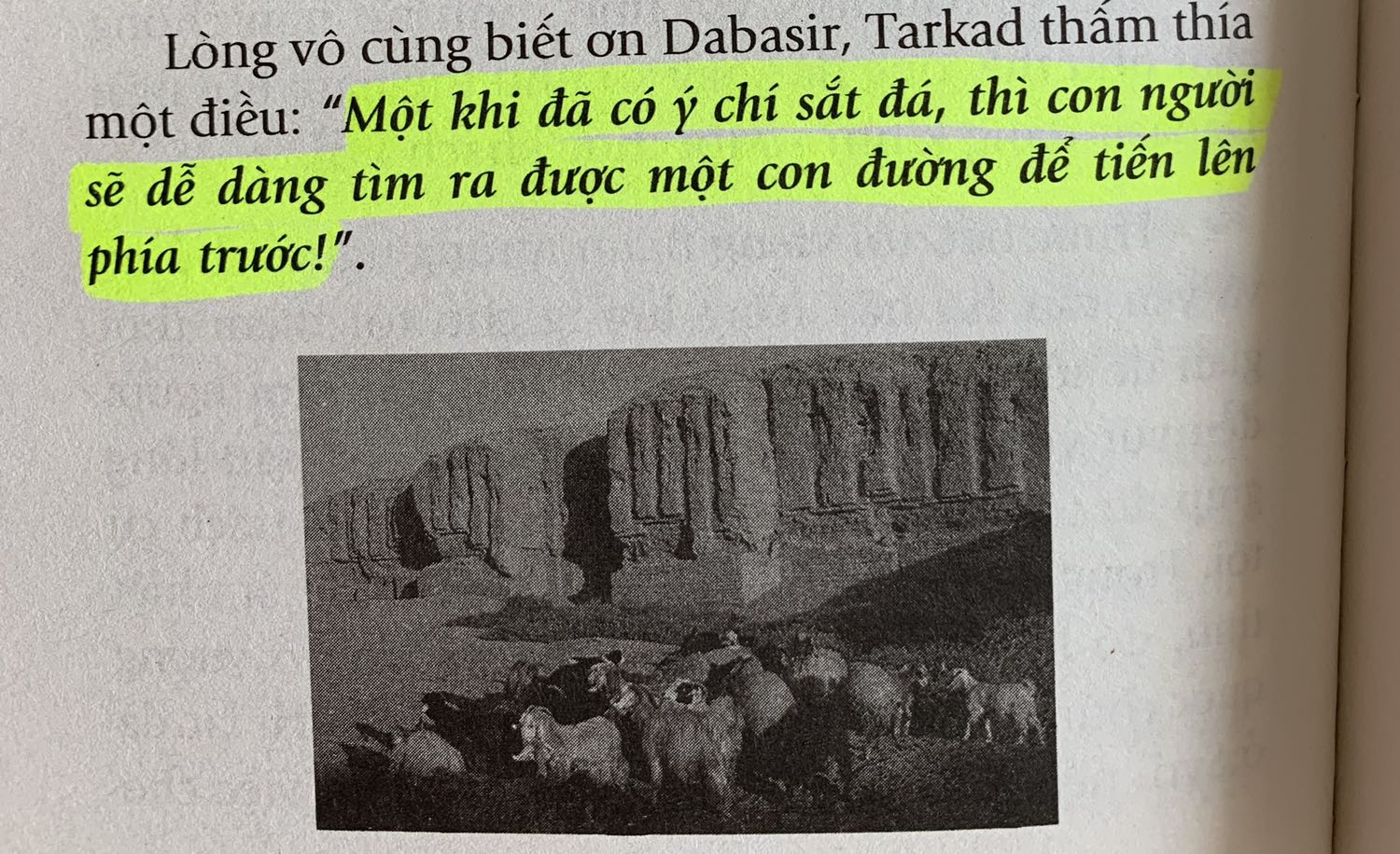Một cuốn sách cực hay về quản lý tài chính và cho mình thấm thía về 5 quy luật của vàng. Mình đang áp dụng 5 quy luật này vào Đầu tư - Kinh doanh và thấy rất đúng, rất chuẩn luôn ???. Cuốn này phải nói tuy nhỏ mà cực có võ. 
Đọc đi đọc lại càng thấm hơn. Mình đã mua cuốn thứ 2 để đọc lại vì cuốn 1 mình đọc đã highlight chi chít và viết ra sách nên khi mình đọc lại mình muốn cách hiểu lần sau của mình khác lần trc là ntn. 
Nói chung là rất đáng mua. Mình còn mua tặng cho cả gia đình đọc.. ....??????