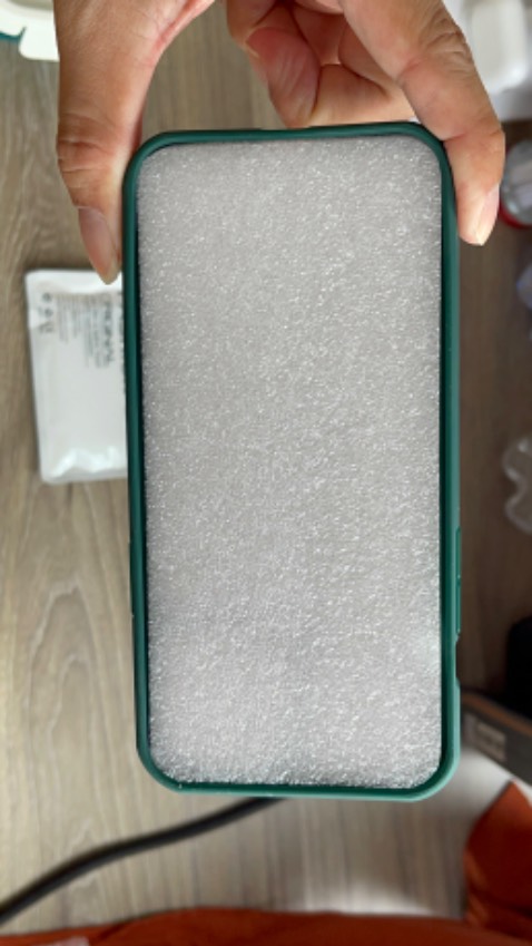 - Hàng đóng trong hộp giấy có bọc chống sốc cẩn thận, giao nhanh, đúng và đủ số lượng;
- Ốp lưng sản xuất 2023 tại Trung Quốc; 
- Giá mua 31/03/2024: 179.000/Cái.
- Ốp lưng gắn vào điện thoại trông chắc chắn và đẹp; độ bền thực tế cần phải chờ 1 thời gian sử dụng mới biết được, hy vọng ổn.
- Nhân viên giao nhận tiki lịch sự.