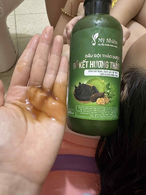 Dầu gội tạo bọt vừa phải, làm sạch nhẹ nhàng nhưng hiệu quả. Mình dùng cho tóc dầu, gội 1 lần là sạch bết mà không bị khô da đầu. Tóc sau khi gội rất thơm và mềm mượt. Nói chung là ưng ý, sẽ tiếp tục dùng lâu dài 😍🫶🫶 Dầu gội tạo bọt vừa phải, làm sạch nhẹ nhàng nhưng hiệu quả. Mình dùng cho tóc dầu, gội 1 lần là sạch bết mà không bị khô da đầu. Tóc sau khi gội rất thơm và mềm mượt. Nói chung là ưng ý, sẽ tiếp tục dùng lâu dài 😍🫶🫶