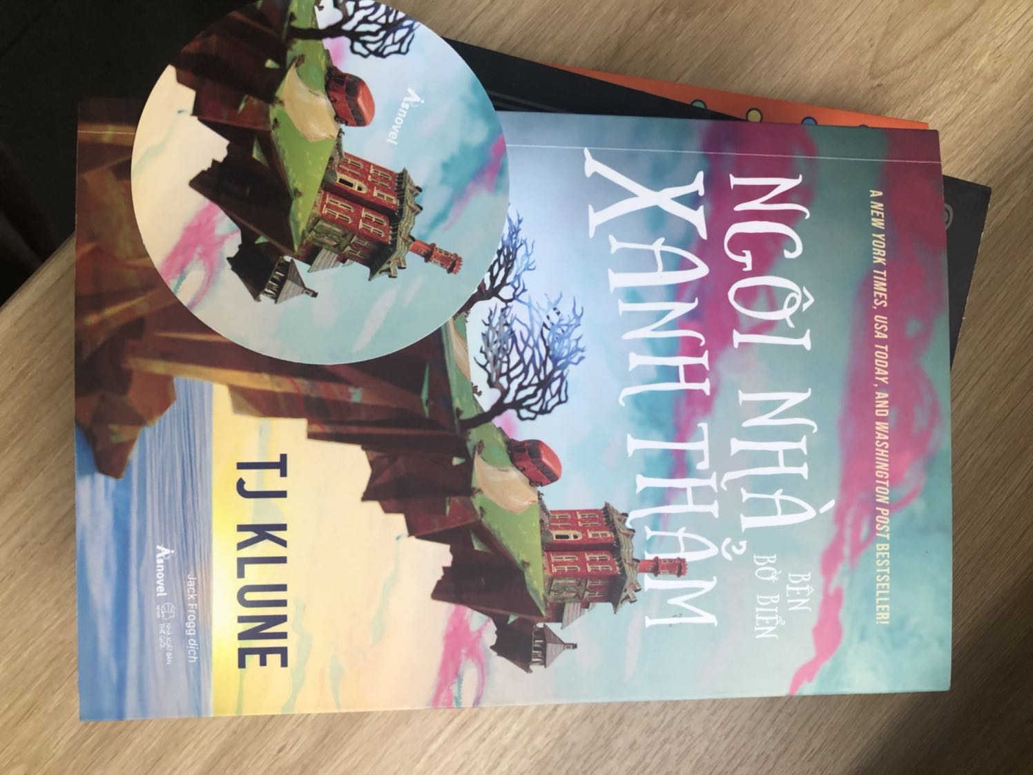 Tên tác giả + tên dịch giả + bìa gốc,quá nhiều lí do để mình muốn sở hữu ngay cuốn này. Bản Eng mình đã đọc và rất ưa thích cách kể chuyện của TJ Klune, mọi thứ nhẹ nhàng rất đời, rất người, nhiều lúc bật cười, nhiều lúc sâu lắng thấm thía. Giới thiệu có vẻ đơn giản trong một câu chuyện giả tưởng, nhưng đọc xong thì nhận ra nhiều câu chuyện khác và nhiều ý nghĩa không ngờ tới. Cực kỳ ĐÁNG ĐỌC. Bản dịch TV của Jack Frogg thì chắc chắn không có gì phải nghi ngại nữa. Tiki giao nhanh trong ngày.