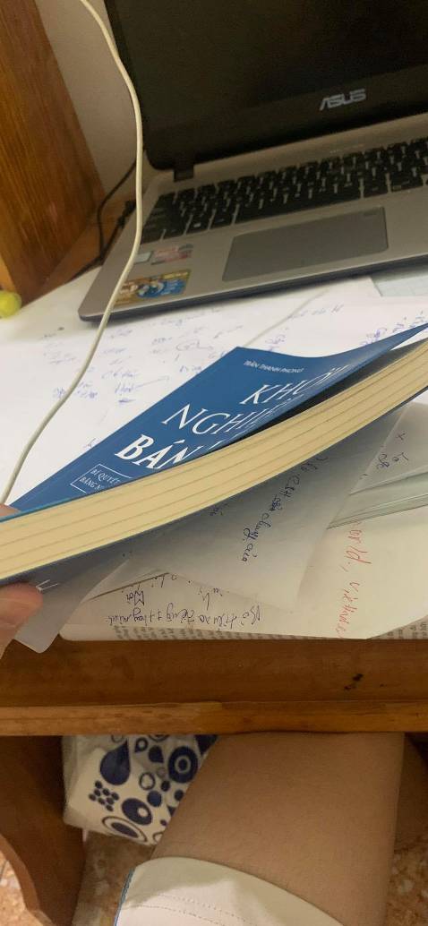 Mình tình cờ thấy cuốn sách ở trên trang ***. Lục lọi tìm kiếm ở trên Tiki và mua được với giá sale. Mặc dù mua dịch nhưng sách vẫn về rất nhanh và được đóng gọi rất cẩn thận. Về nội dung sách, mình cảm thấy sách viết rất chi tiết, cảm nhận được những dòng tâm sự của anh Phong rất thân thiện cứ như là đang nói chuyện, gặp mặt trực tiếp với anh vậy. Nội dung sách viết rất thực tế không bị lan man dài dòng như đa số những cuốn sách dạy về kinh tế, kinh doanh khác. Từ cách tìm ra ý tưởng, lên kế hoạch kinh doanh, huy động vốn, thu hút khách hàng hay mở thêm cửa hàng mới đều được anh Phong chia sẻ ở trong đây. Cuốn sách này đã làm mình thay đổi nhận thức về những của hàng bán lẻ. Nếu có cơ hội sau này, mình hi vọng 1 lần được gặp trực tiếp và giao lưu với anh Phong về những vấn đề trong kinh doanh còn vướng mắc.