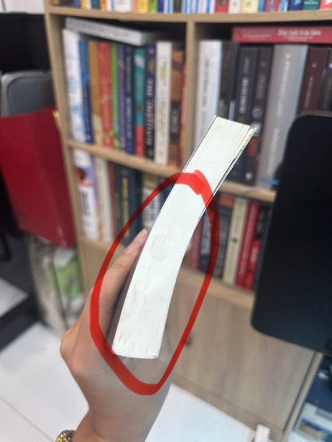 Hai trong ba quyển giao cho mình bị cũ và bẩn quá trời bẩn :( như sách cũ lun.
Cụ thể là 2 quyển : *** tía và bẩn cũng tốt ( bẩn thiệt )