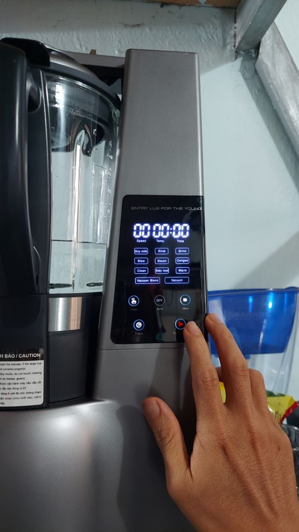 Máy xay mịn, rất thích chế độ xay hút chân không không bị bọt khí và tách lớp. có điều hơi ồn.