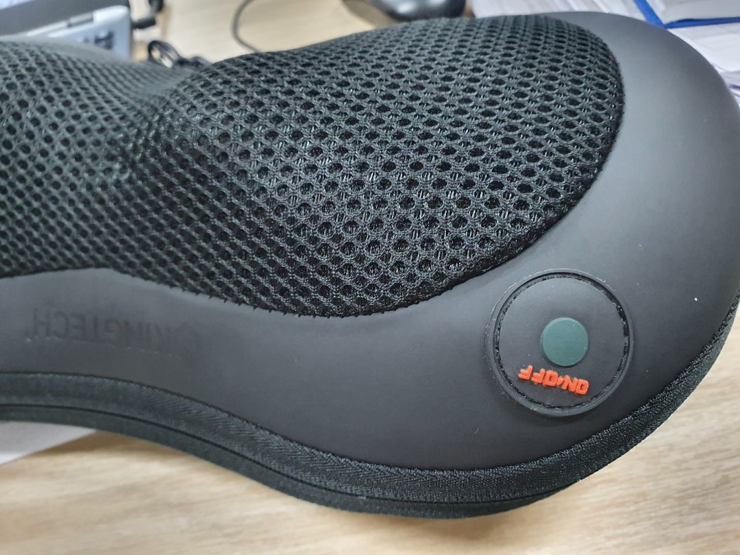 Shop đóng gói cẩn thận, lịch sự. 
Máy giống mô tả, da simili may sắc nét chắc chắn. Hơn hẳn đồ giá rẻ 2-300k. 
máy có 4 bi, bấm nút là xoay. nhiệt độ thì âm ấm cũng thoải mái không sợ nóng lắm.
Có bi to bi nhỏ nên lúc xoay cảm giác có ai dùng ngón tay cái ấn vào lưng, thích lắm. 
Bố mẹ mình bị thoái hoá đốt sống cổ và lưng, sử dụng xong khen nhẹ người. 
Tuy nhiên máy chỉ giúp thư giãn chứ không chữa được bệnh đâu các bạn nhé.
Về độ bền thì chắc phải chờ thời gian sử dụng mới biết được.