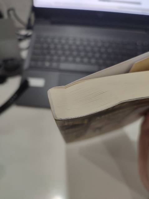 Sách bị gãy góc như này mà cũng giao lun