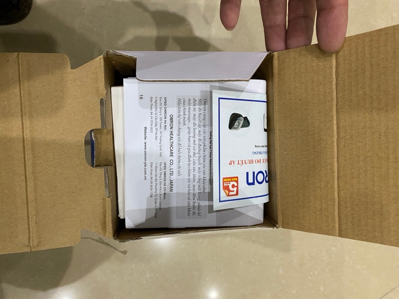 Giao hàng nhanh thật, đặt hàng 30 phút đã nhận được hàng, đóng gói cẩn thận, nhân viên giao hàng thân thiện. Nhận được hàng thấy rất yên tâm vì đầy đủ sản phẩm, quà tặng và giấy bảo hành.