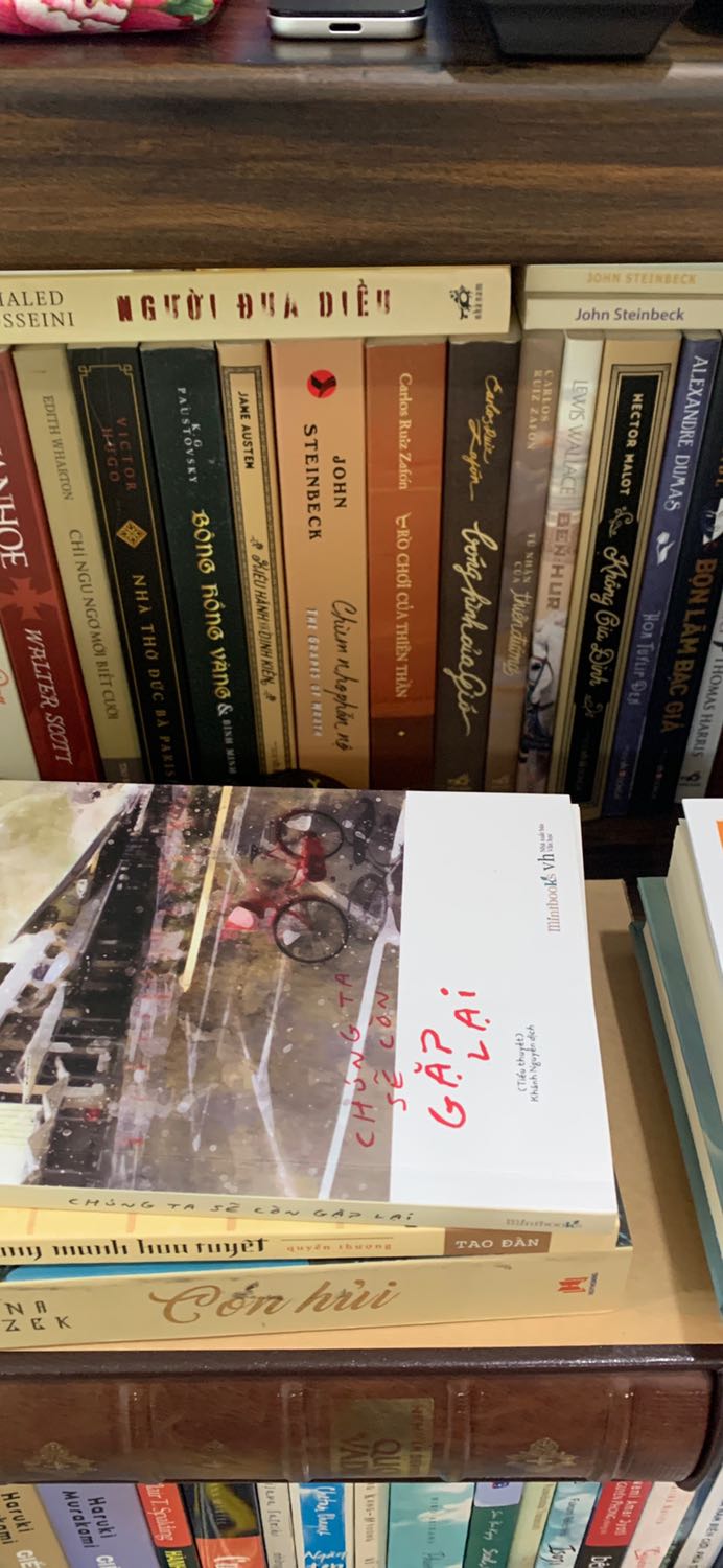 Bộ ba cuốn sách của Carlos Zafon hay cực kì, đặ biệt quyển đầu của Võ Hồng Long dịch xuất sắc, câu chữ nuột nà đọc rất cuốn hút. 

Cám ơn tiki đã giao sách nhanh và đẹp