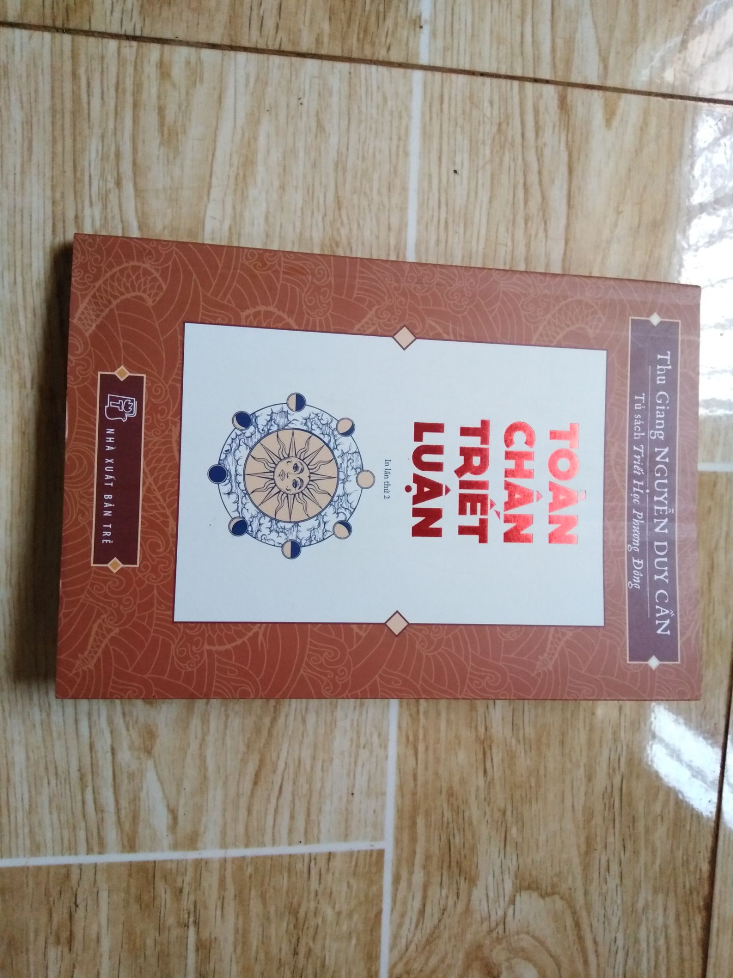 Sách hay, đọc dễ hiểu thích hợp cho những người đã tìm hiểu về Đạo. Tuy nhiên trong sách có những từ cổ do sách được viết từ những năm 1930 nên điều đó là khó tránh khỏi. Sách in đẹp nhưng đóng sách rất dở có trang bị rời ra, Nxb nên chú ý vấn đề này. Tiki giao hàng rất nhanh, xin cảm ơn!