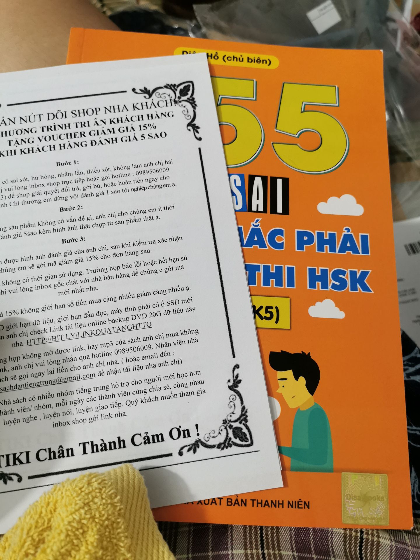 sách mỏng hơn mình nghĩ :v chưa nổi 200 trang nữa, đóng trong cái hộp to chà bá lửa??? chụp cho mn tham khảo nè