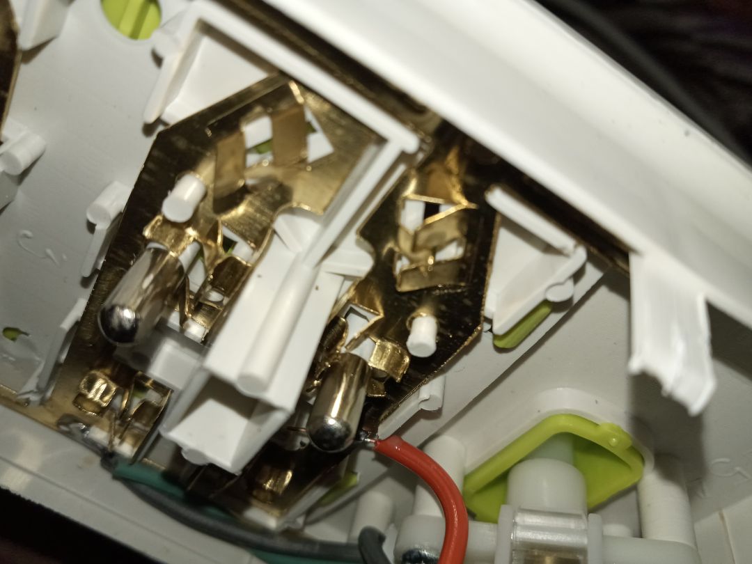 Lá đồng tiếp điện quá ngắn nên nếu cắm chân tròn thì chắc chắn sẽ bị tắc.
Hàng gì đâu mà nhận chưa đc 5 phút mà đã phải mổ xẻ ra để gỡ chân cắm điện rồi.
Quá tệ.