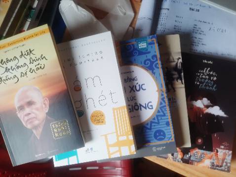 Shop giao hàng nhanh. Chưa ktra bên trong sách như nào nhưng bên ngoài shop đóng gói ẩu như hình ạ không có bọc từng cuốn sách hay bao bọc sách bên ngoài để vào hộp khỏi bị móp méo, bìa bụi và có vài vết bẩn. Đặt shop lần đầu cực kì thích lun đặt lại lần 2 mà shop lại như vậy:))