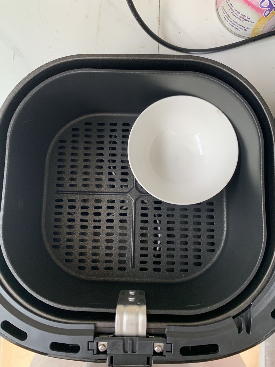 Mua xong dùng cả tháng rồi mới quay lại ***.  Tìm nồi để mua cũng có quá nhiều loại. Quyết philip rồi thì cũng ko biết chọn loại nào. Tìm hiểu mãi quyết định rước em này. Nhà m có 2vc vs 1 bé thôi. Nhu cầu ko nhiều. Ban đầu định lấy 9745 nhưng thấy 9745 size nhỏ hơn 9270 nhưng giá lại chát hơn. Chắc được thêm 2 cái phụ kiện là khay quạt hứng đâu vs nồi nướng bánh. M thấy ko cần thiết. Quan trọng vẫn là kích thước và giá thành. 9650 thì đắt nhất và cũng to nhất. M ở trọ nên nhà chật. Cũng ko có chỗ để. Thấy em 9270 này là hợp lý nhất. Quả là ko hối hận. Nồi to. Maixo ko có cái gờ sắc sắc. Tnay dễ rửa hơn này. Nếu bạn dùng giấy nến lót dầu và cả nắp chắn dầu thì sẽ bị cản nhiệt khá nhiều đấy. M nghĩ khi nào nướng cả con gà thì may ra mới bị bắn lên maixo thôi. Ncl ưng. Ko biết em nckd sớm hơn thì đỡ tốn cả dầu cả gas và cả tg đứng chiên rán gãy chân trong bếp rồi!