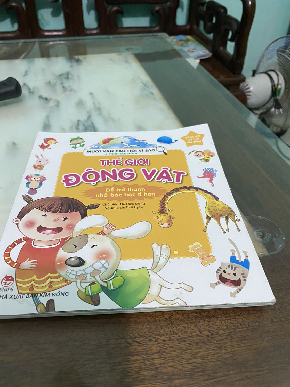 Bộ sách khổ lớn, được bọc rất cẩn thận, in màu 100% rất đẹp, nội dung cung cấp được những thông tin rất hữu ích cho các bé xoay xung quanh cuộc sống. Mong là sẽ có nhiều bộ sách thế này, giúp các bé hạn chế với điện thoại, tivi.
(Đợt này Tiki giao hàng chậm, hộp nát bét, may sách không bị hỏng)