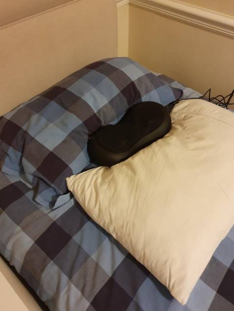 Không biết mọi người thế nào chứ mình ngồi làm việc máy tình nhiều, nhiều hôm ngồi cả ngày đau ê ẩm cả người chả muốn làm gì lại còn không ngủ được. Vì thế mình lên mua gối này về dùng thử, thấy đỡ hơn nhiều. Cứ đi làm về lấy ra dùng thì thấy thoải mái, trước khi ngủ thì cũng lấy ra dùng, dễ ngủ hơn hẳn mà nó tự tắt nên chả sợ hỏng hay chập điện gì cả. Sản phẩm tốt mọi người ạ