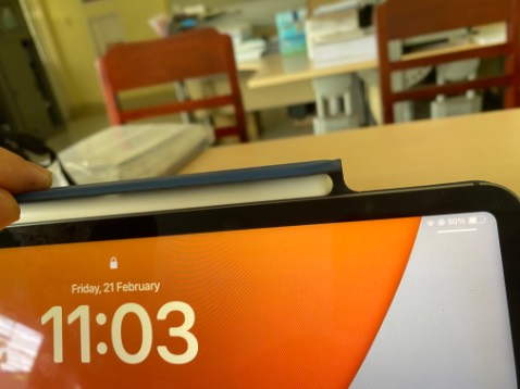 Vừa văn, nam châm hút chặt. Hoàn thiện trung bình. Thiết kế bị dư phần cover bút nên bị che màn hình. Tóm lại cũng OK.  Giá nếu 600 thì phù hợp