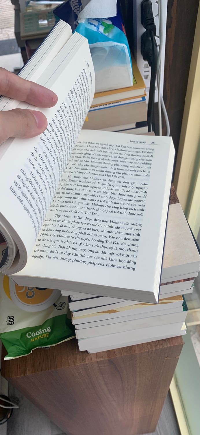 Sách đẹp, nội dung rất hay và dễ hiệu. Cùng với quyển lược sử thời gian của stephen Hawking, đây là cặp đôi các bạn nên tìm đọc. Tác giả diễn giải mọi vấn đề một cách thú vị có hệ thống, cuốn hút hơn.