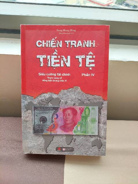 Nối tiếp cuốn 1,2,3 thì cuốn 4 chủ yếu bàn luận về các cuộc chiến tranh tiền tệ từ 1920 đến 1990.
Bản dịch cuốn hút. Sách in bản đẹp. Cỡ chữ cũng như tương phản với màu giấy khá dễ chịu mắt. 
Điểm trừ duy nhất là trang sách hơi mỏng.