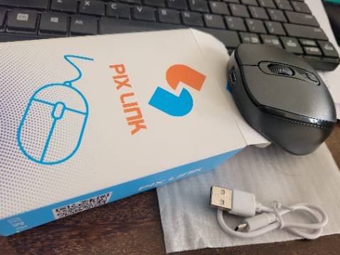 Di chuột mượt, đượctặng thêm bàn di chuột khá là êm nữa. Chuột có pin sạc lại được, cổng sạc micro-usb - giá được cổng usb-c thì hết ý