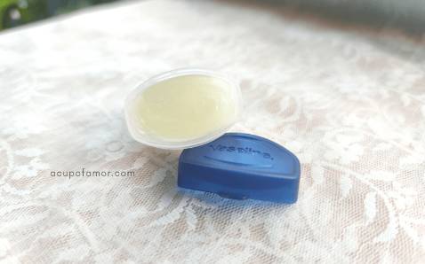 Tuy vẻ ngoài không quá nổi bật nhưng chất lượng thì khỏi chê. Mình có viết một bài blog rất chi tiết để đánh giá về chất lượng, hình thức, hiệu quả sử dụng của em sáp dưỡng môi Vaseline này. Nếu bạn hứng thú có thể đọc tại đây nhé: http://acupofamor.com/vaseline-duong-moi-co-tot-khong-review/