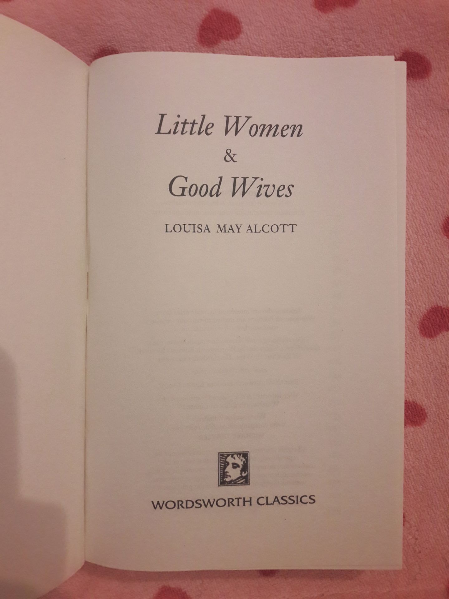 Sách mới tinh. Cuốn sách này gồm 2 quyển little women với good wives luôn, giá tầm 70 mấy ngàn, tính ra tiết kiệm rất nhiều so với mua lẻ từng quyển. Ngoài ra chất lượng giấy thì ở nước ngoài có điểm chung là dùng giấy bình thường lắm, giấy xốp nhẹ, màu xám, bìa mỏng, thua xa chất lượng sách VN. Mà ko biết sao quyển sách mình có mùi dầu gió rất nồng, ko biết là do giấy nước ngoài có mùi như vậy hay sao nữa. Nói chung ưng. Mua 1 phần vì bản tiếng việt đã hết hàng, 1 phần vì đam mê cặp đôi Jo và Teddy :)