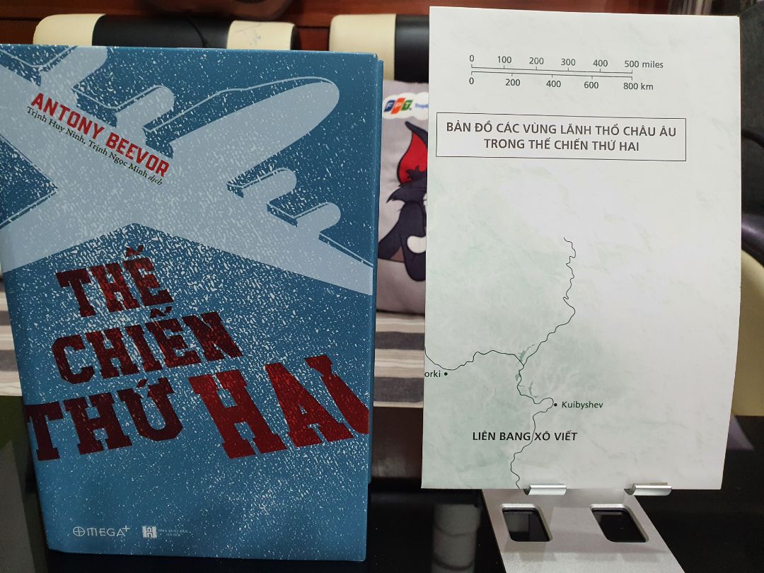 Sau những ngày vô cùng hồi hộp chờ đợi, cuối cùng mình cũng đã sở hữu được tác phẩm. Trong thời gian chờ đợi thì mình đã đọc 47 trang đọc trước của nhà phát hành, điều đó làm mình càng mong đợi tác phẩm này, một công trình vô cùng đồ sộ cả nghĩa đen lẫn nghĩa bóng.
Thế chiến thứ hai bắt đầu với cuộc xâm lược của Đức đối với Ba Lan ngày 1/9/1939, nhưng có lẽ khởi nguồn của nó bắt đầu từ nhiều năm trước, từ các cuộc xung đột, các khác biệt về ý thức hệ từ khắp các khu vực trên thế giới.
Một lượng kiến thức khổng lồ mình chưa từng tìm thấy và tiếp cận được trong bất cứ tác phẩm nào trước đây.
Một tác phẩm không thể bỏ lỡ, và càng đáng đọc để hiểu hơn về chiến tranh và xung đột hiện nay.