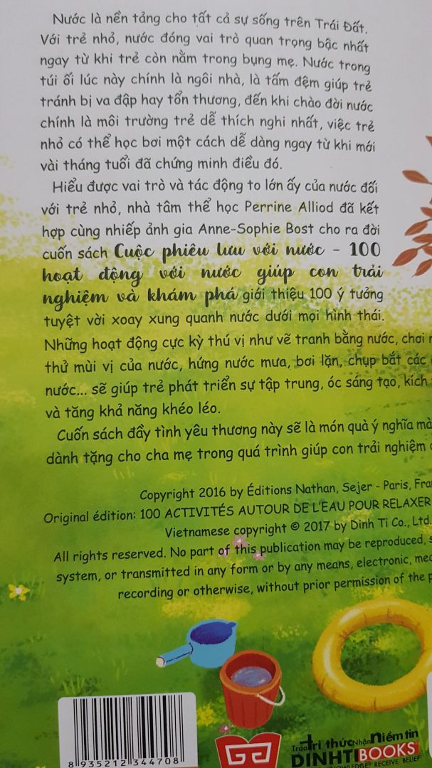 100 trò chơi với nước cho bé từ trong bụng mẹ đến trong bồn tắm, trong bể bơi, ngoài tự nhiên, trong nhà. Các trò chơi đơn giản, dễ thực hiện với hình minh hoạ ngộ nghĩnh.
