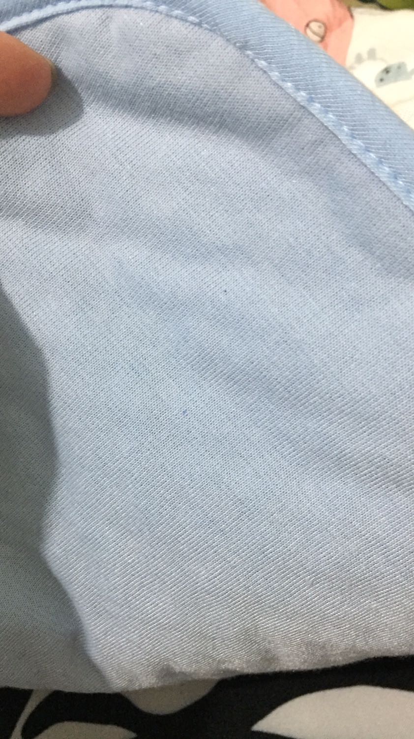 Mình đã mua thảm Vietmat để sử dụng cho bé ở rất nhiều nơi như siêu thị, con cưng, và 1 shop khác trên tiki, tất cả mình rất hài lòng, vải rất êm, mềm, mát, bé nằm rất thích. Nhưng lần này mình ko hài lòng tý nào, mặt dù có gắn tem Vietmat nhưng mình thấy giống như hàng nhái, vải thô, sờ nhám tay cả 2 mặt, mặt sau nhìn thấy luôn lớp chống thấm bên trong luôn. Do tin tưởng hàng sẽ đẹp nên khi người nhà nhận hàng mình ko kiểm tra lại mà nhờ giặc dùm luôn nên ko đổi lại. Rút kinh nghiệm lần sau phải ktra trước