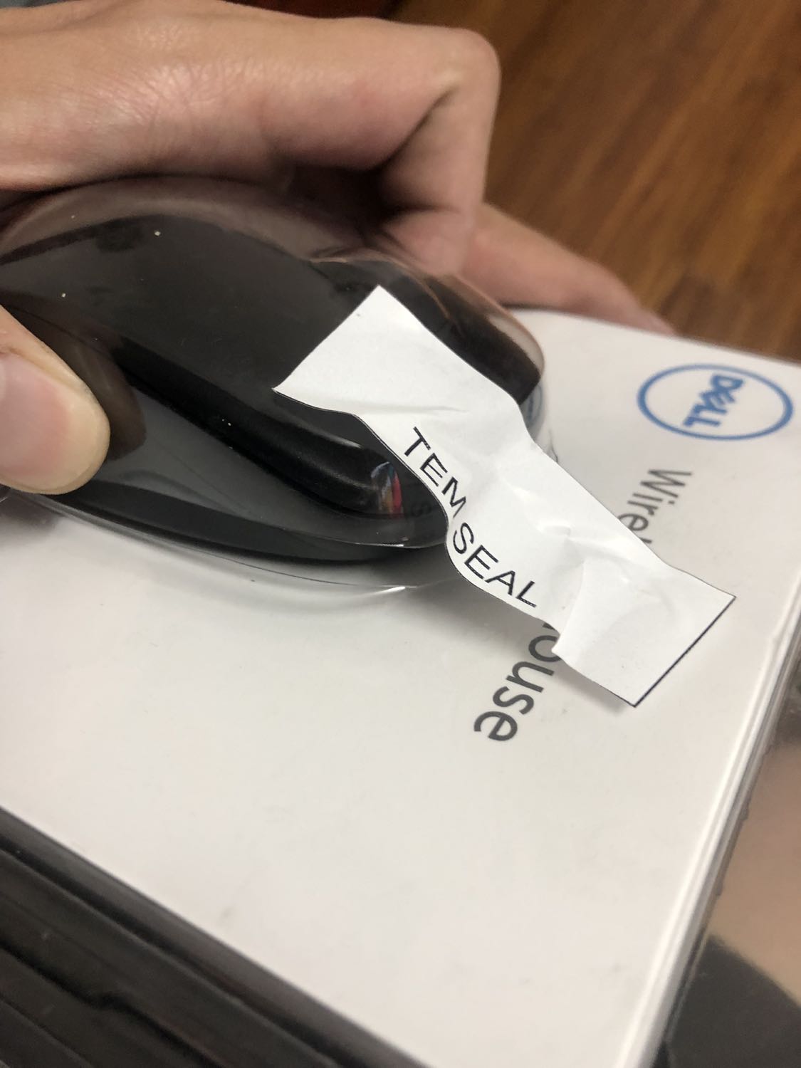 Lần 1: chuột lúc giao bị khui nham nhở. Tem seal rách, chuột bên trong trầy xước. Tiki có hỗ trợ cho người lên mang đổi giúp mình. 1 like cho tiki.
Lần 2: tem seal còn nguyên nhưng hộp vẫn có dấu hiệu bị khui. Lần này chuột nhìn đỡ nham nhở hơn trước nhưng vẫn còn trầy ít chỗ.
Haiz thôi để xài thử xem thế nào. Ai có ý định mua con này nên suy nghĩ kĩ.