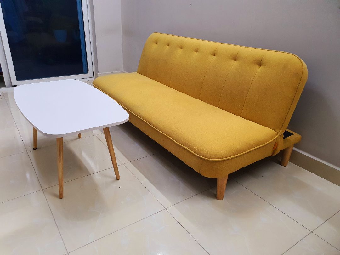 Bàn đẹp, chắc chắn, lắp đặt nhanh. 4 chân thì có 1 chân thấp hơn, kê thêm miếng đệm là xong.