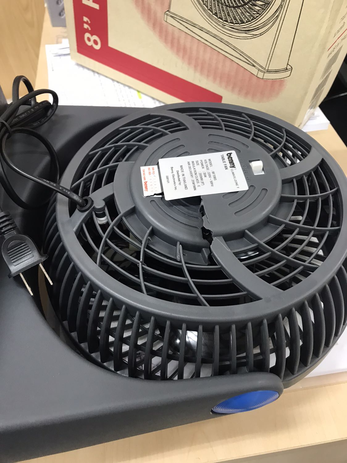 Hình như nhà cung cấp không kiểm tra hàng, giao quạt bị bể thế này???? Vui lòng đổi hàng cho mình