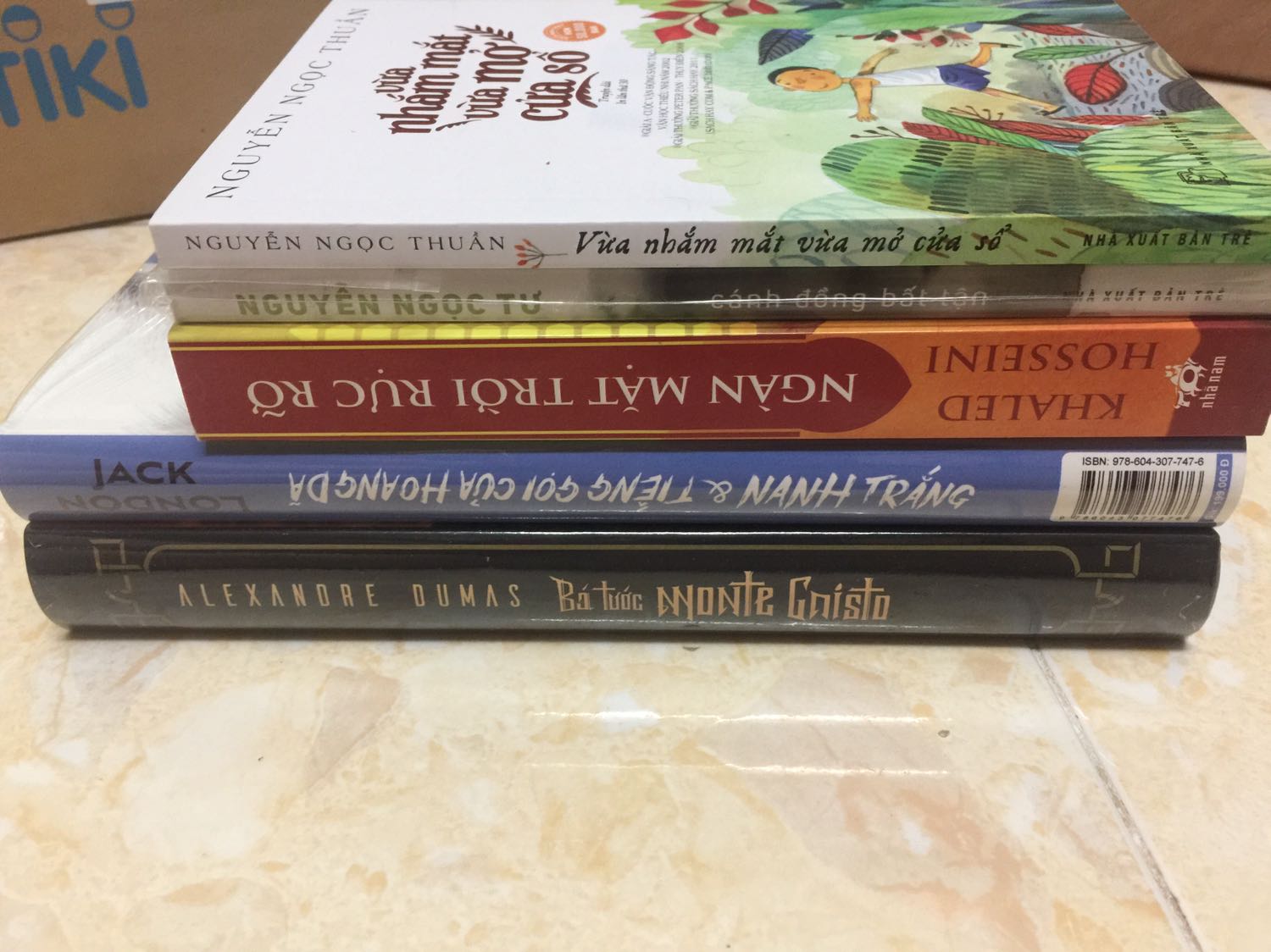 Giao nhanh! Mua với giá tốt! Lần đầu mua sách của tác giả này nên mình sẽ quay lại sửa đánh giá sau khi đọc xong. Đóng gói hàng tốt, sách mới và đẹp ạ! Đáng mua nha mọi người! Cảm ơn Tiki đã cho mình mua sách với giá rẻ thế này!