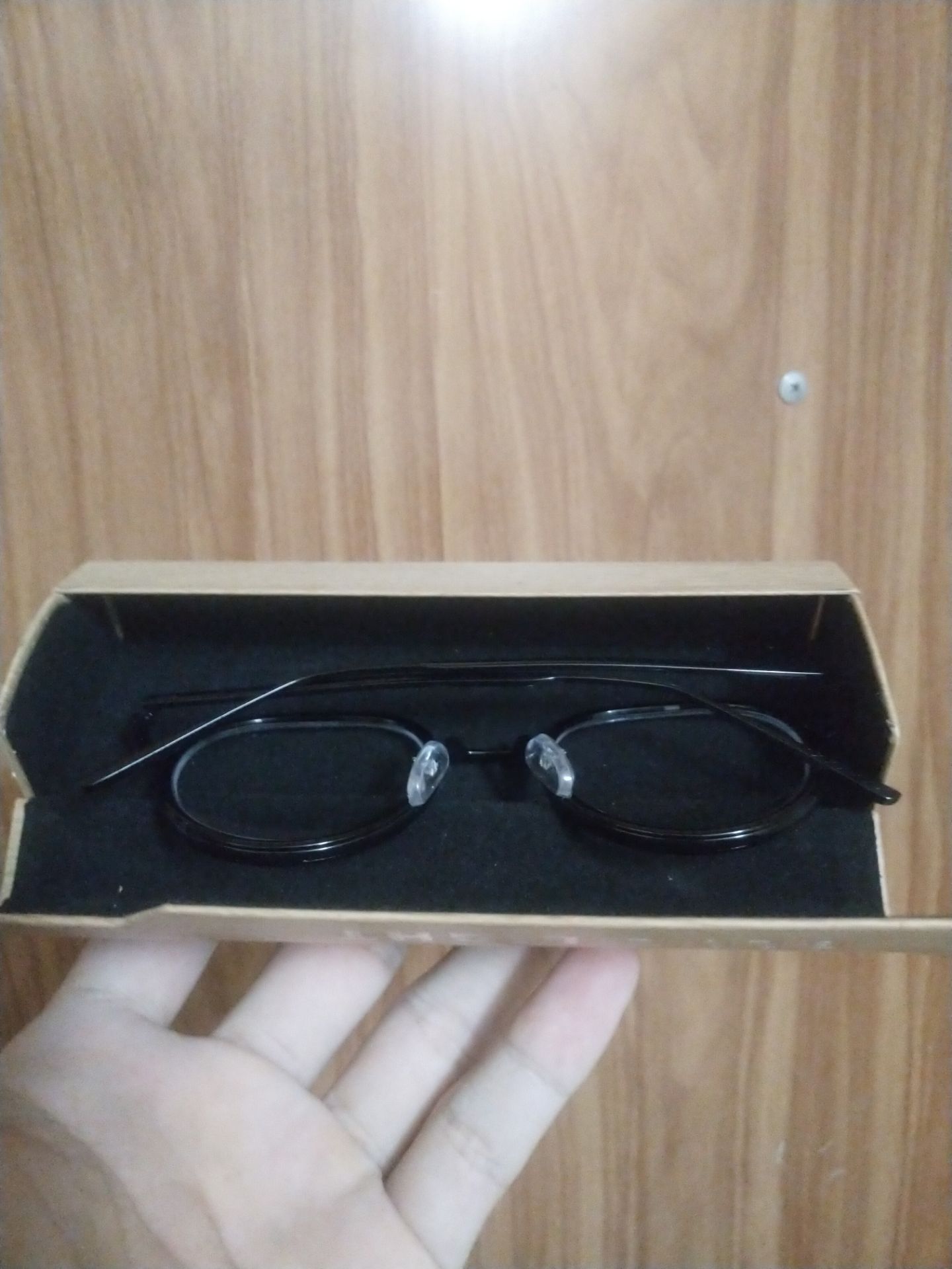 Vừa mới nhận sản phẩm, phải nói là giống với miêu tả, thiết kế thu hút, hoàn thiện chắc chắn, đi kèm với khá nhiều phụ kiên, hộp xinh. Tuy nhiên trải nghiệm đeo thì không được thoải mái dễ chịu cho lắm, tùy gout mỗi người thì có thể có cảm nhận khác. Nhận gọng xong chạy đi cắt tròng, thi thoảng đeo cũng ok