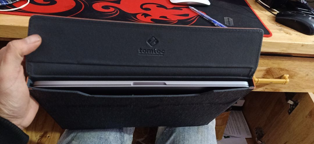 đóng gói rất đẹp, bọc nolon chống sốc các kiểu, đựng vừa vặn macbook pro 13" 
có đầy đủ phiếu bảo hành...
chỉ mỗi tội giao hơi lâu