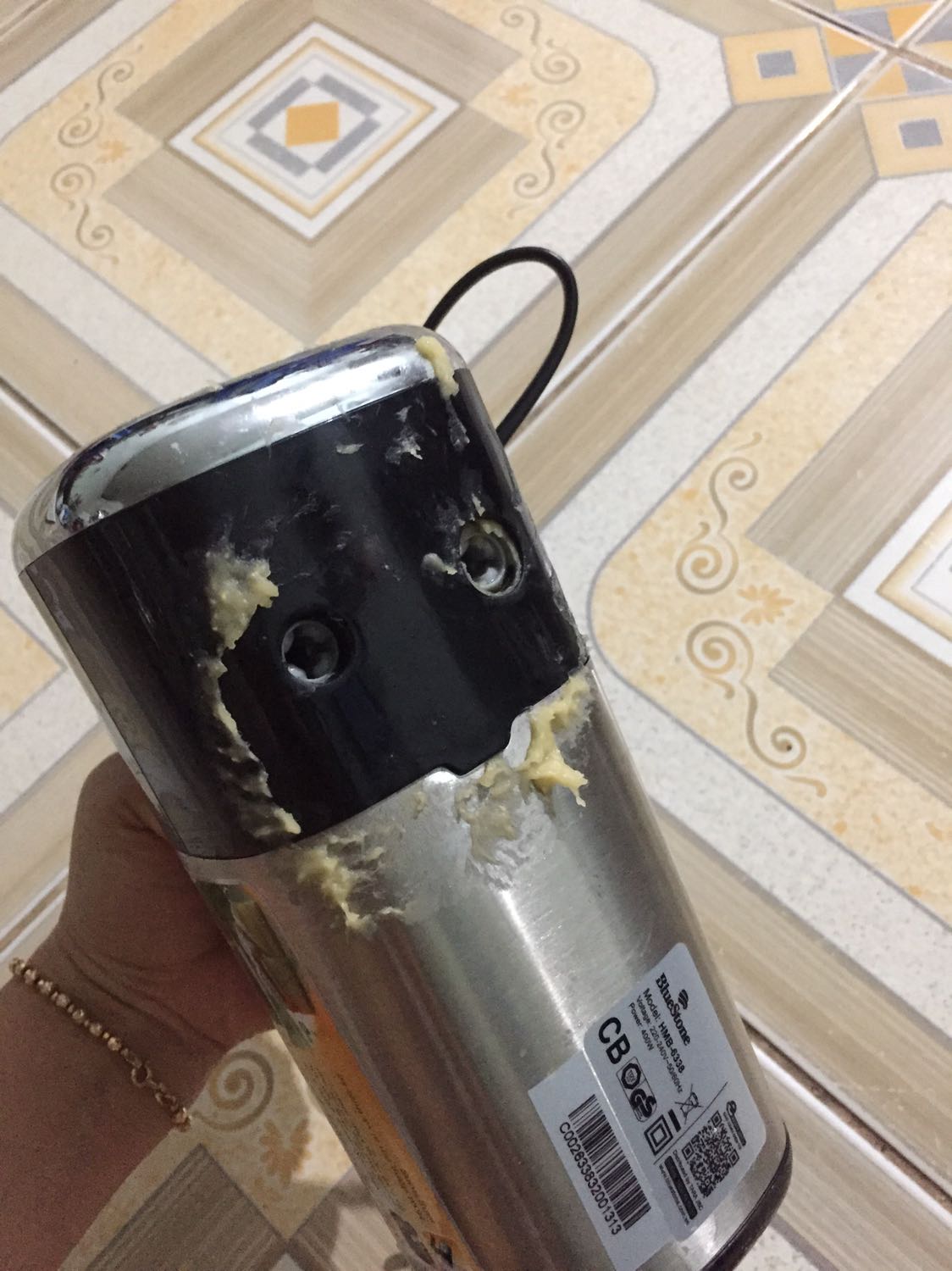 Đánh trứng rất ok nhưng que trộn bột thì mình thấy ko bình thường lắm hay do mình shop ơi?! Bột cứ bị cuốn theo que trộn lên tới máy luôn ấy. Bột dính lên làm dơ máy và cuốn cả vào trong lỗ để cắm que vào gây tình trạng truyền điện ???